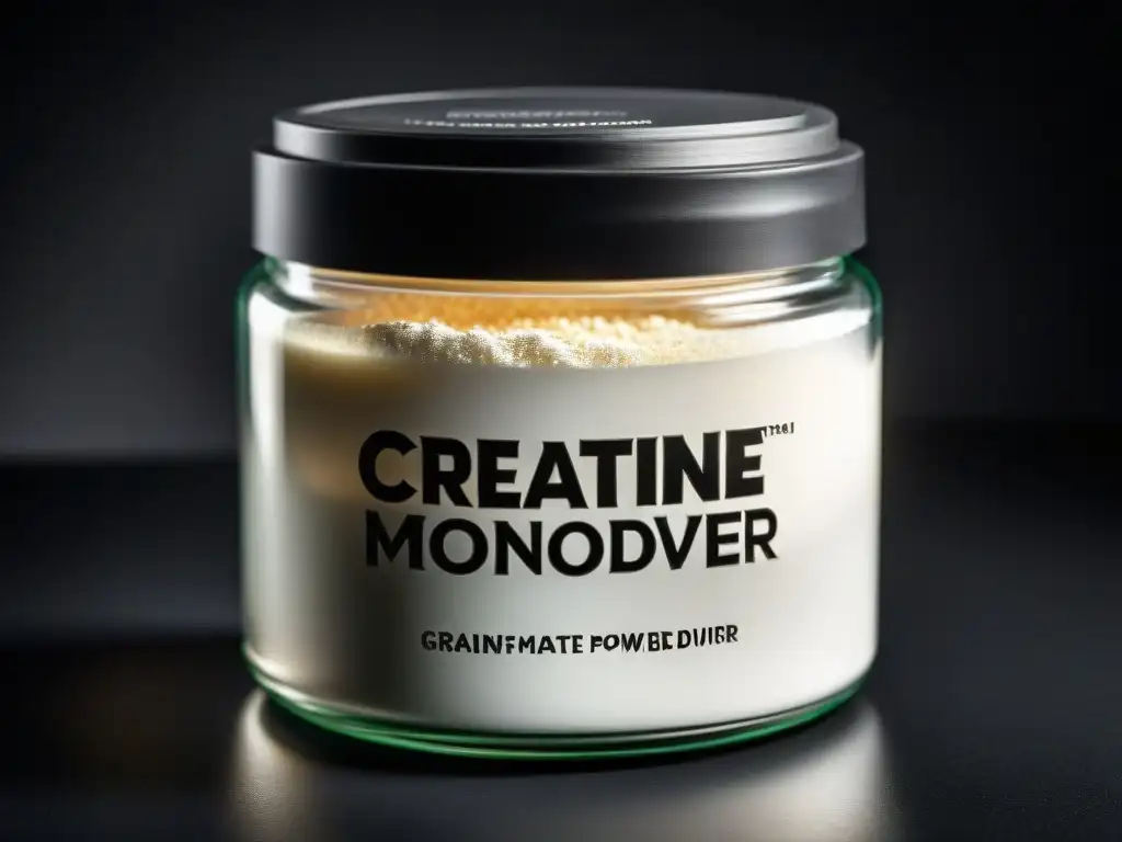 Tarro transparente con polvo de creatina monohidratada, resplandeciendo en la luz